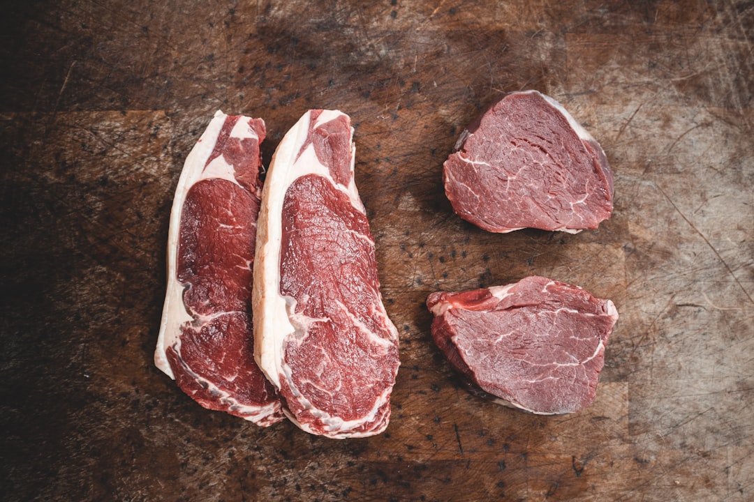 découvrez l'univers des bouchers avec notre guide complet sur les techniques, les coupes de viande, et les secrets de la charcuterie artisanale. apprenez à choisir la meilleure viande et à apprécier le savoir-faire des professionnels.
